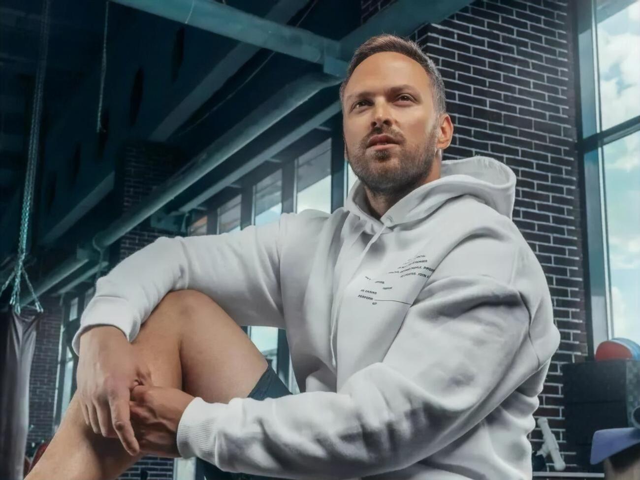 За даними ЗМІ, Столяров більшу частину життя проводить за кордоном