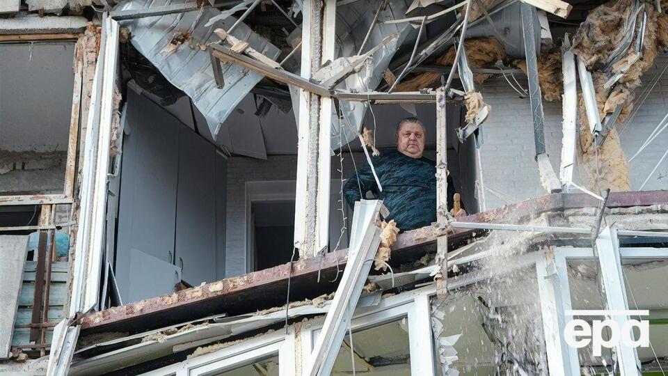 За даними ОВА, постраждали рятувальники, які закривали вікна у зруйнованому будинку