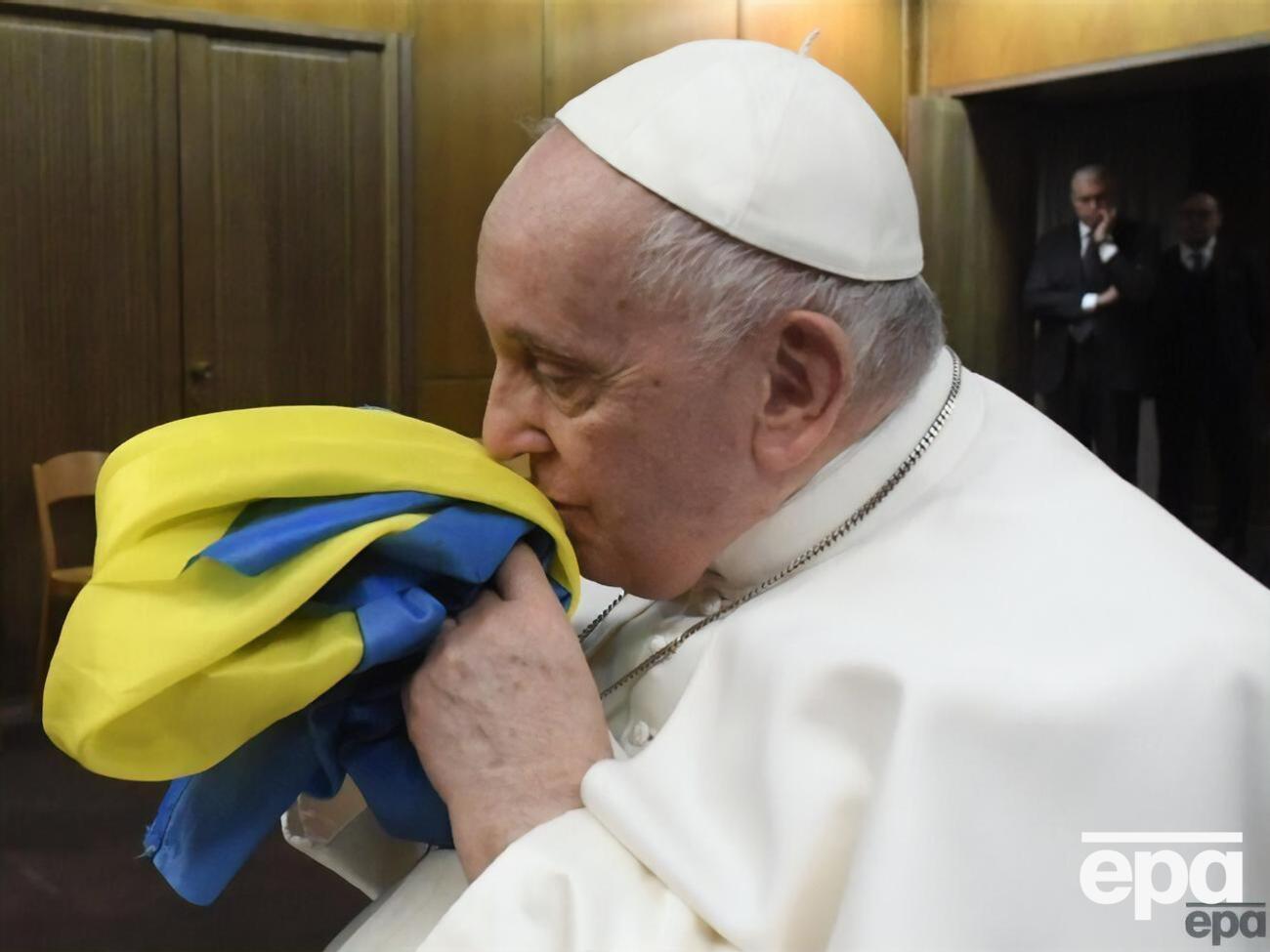 Папа римский вместе с украинской общиной в Риме посмотрел фильм "Свобода в огне". Ему подарили флаг Украины и браслет "Азовсталь". Фоторепортаж