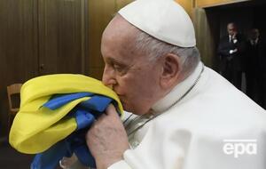 Папа римский вместе с украинской общиной в Риме посмотрел фильм "Свобода в огне". Ему подарили флаг Украины и браслет "Азовсталь". Фоторепортаж