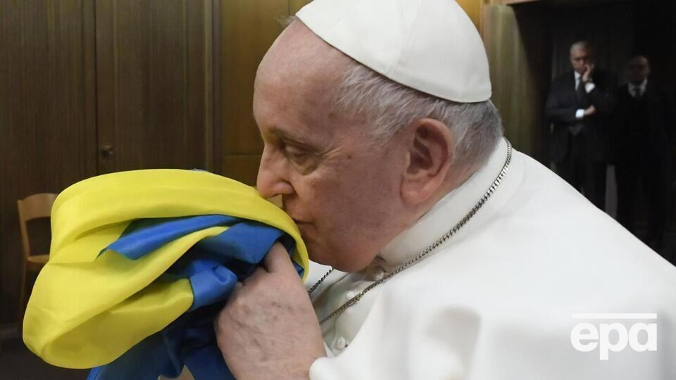 Папа римский вместе с украинской общиной в Риме посмотрел фильм "Свобода в огне". Ему подарили флаг Украины и браслет "Азовсталь". Фоторепортаж