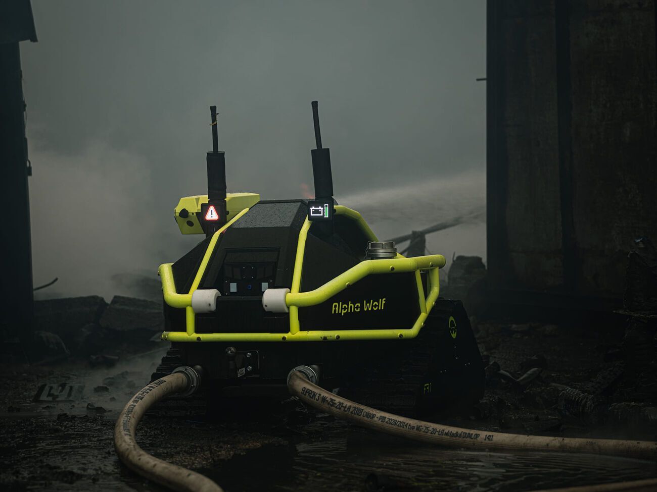 В Киеве при тушении пожара впервые задействовали робота. Фоторепортаж