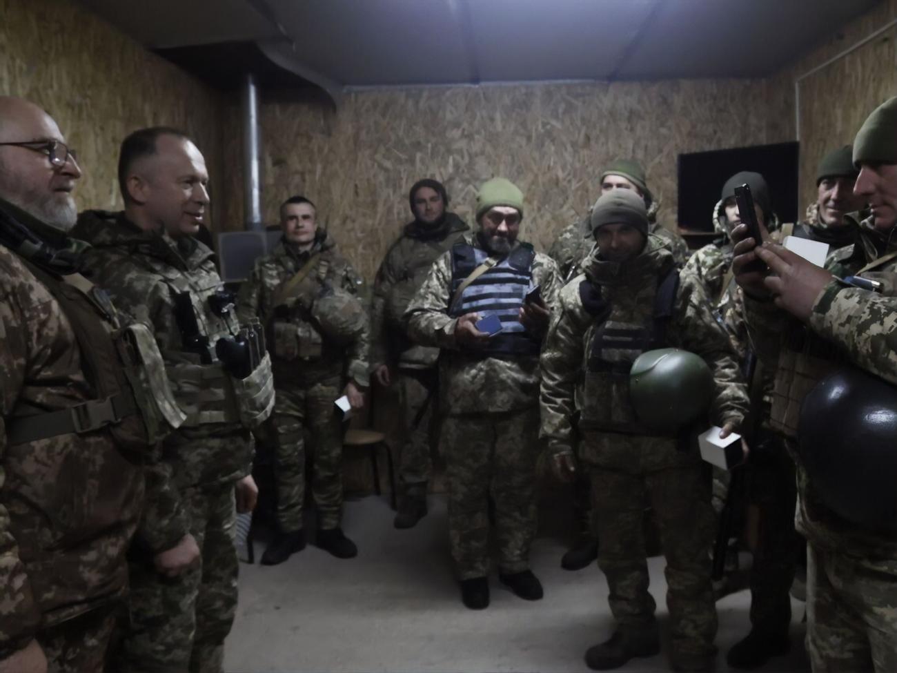 Сырский встретился с бойцами и выслушал доклады командиров