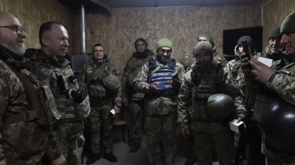 Сырский встретился с бойцами и выслушал доклады командиров