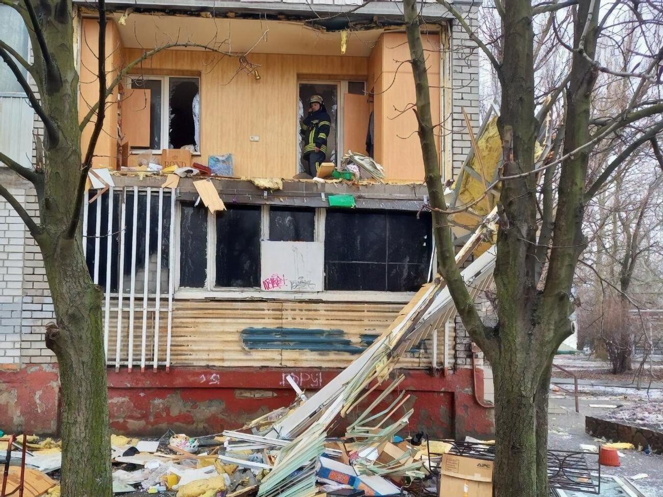 Рятувальники вивели постраждалу жінку в безпечне місце і передали медикам
