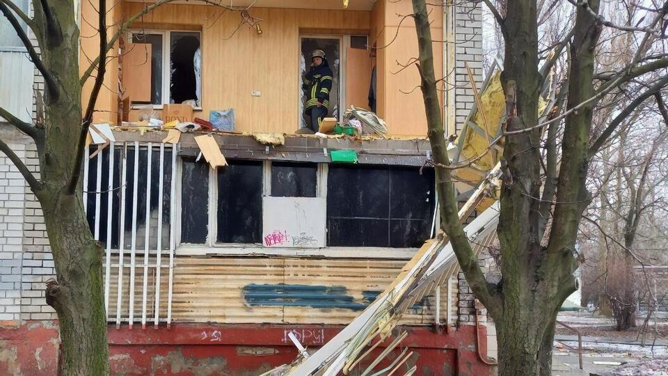 Спасатели вывели пострадавшую женщину в безопасное место и передали медикам