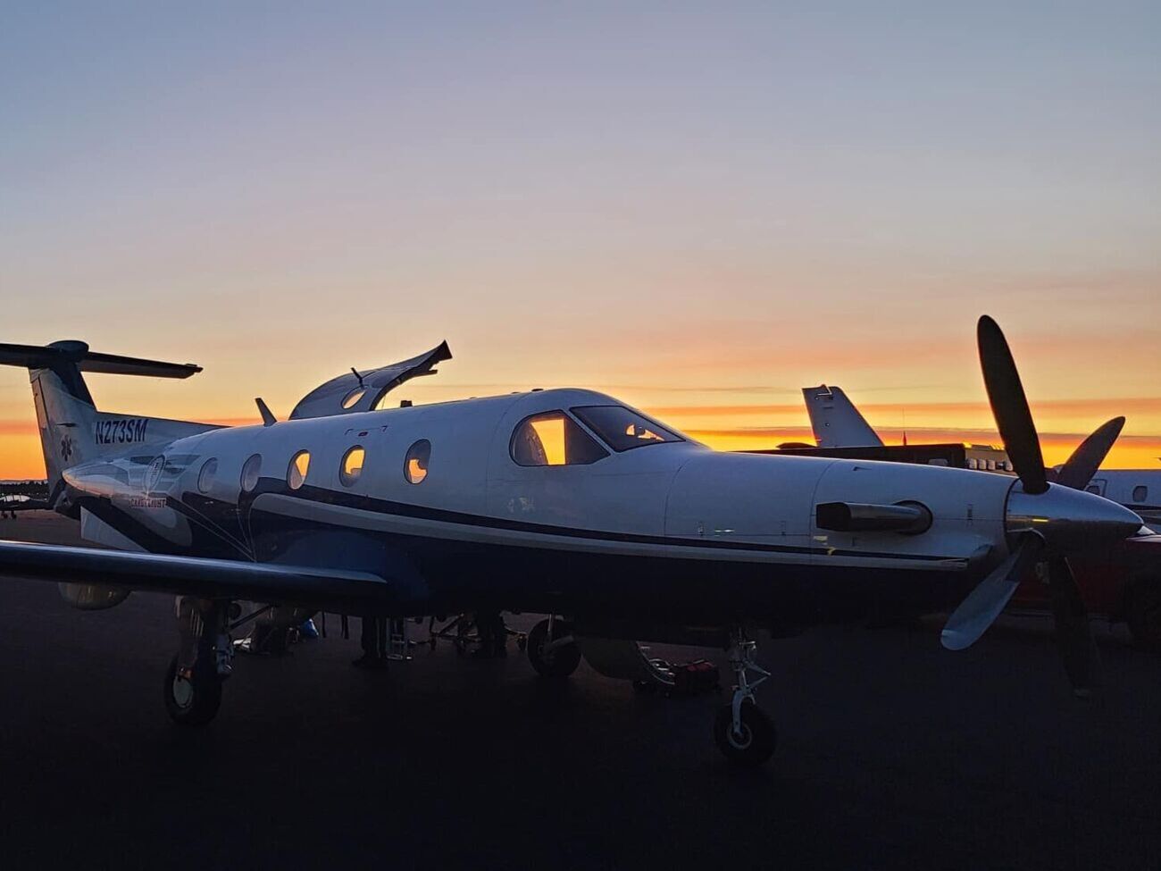 На борту літака перебували пілот, два медики й пацієнт із його родичем