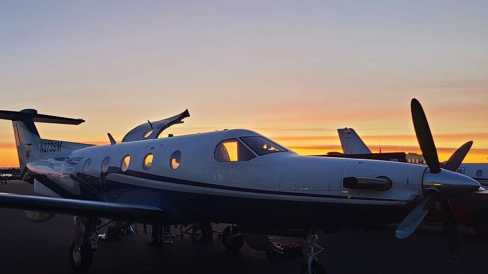 На борту літака перебували пілот, два медики й пацієнт із його родичем