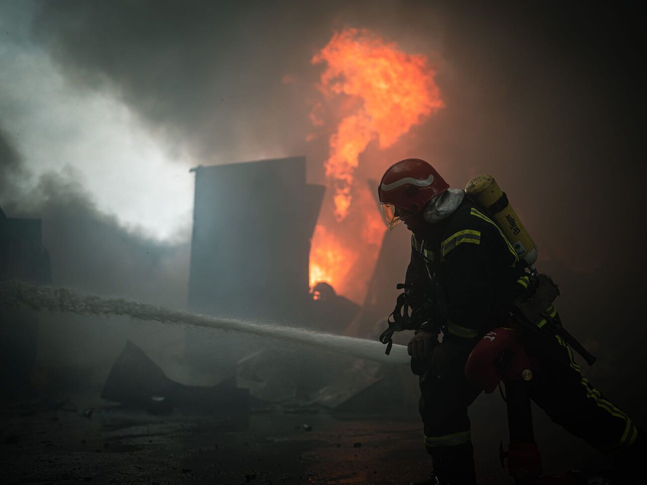 На месте прилетов продолжается тушение пожаров