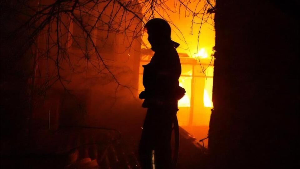 Рятувальники у Хмельницькому гасили пожежі, які виникли внаслідок нічної атаки ударними дронами