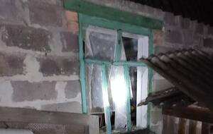 В результате очередных обстрелов десятки домов повреждены, ранены люди