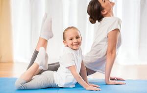 Йога является одним из способов расслабиться и снять стресс