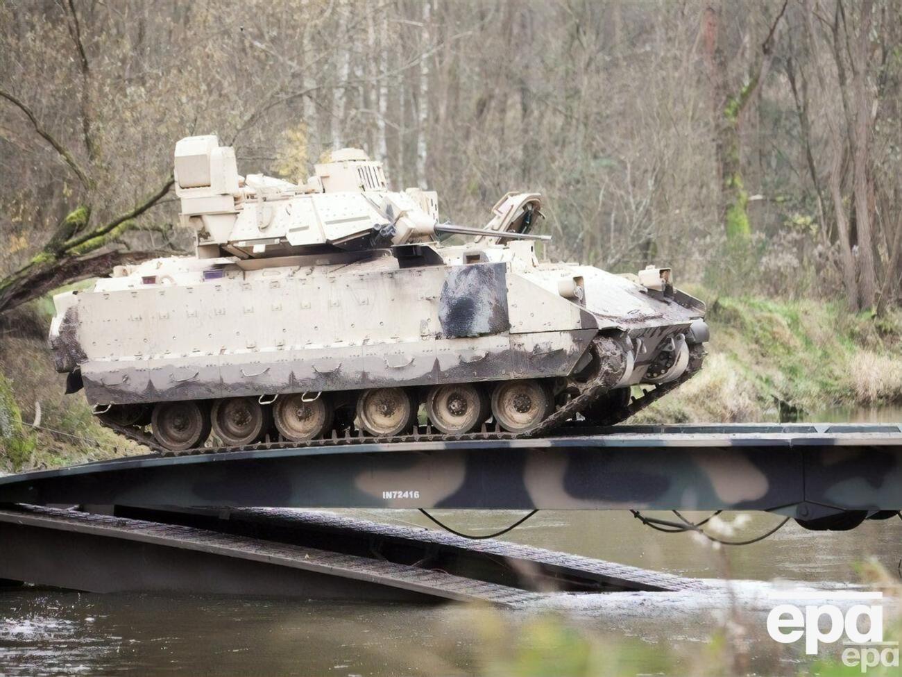 Українські військові опановують сучасні БМП американського виробництва