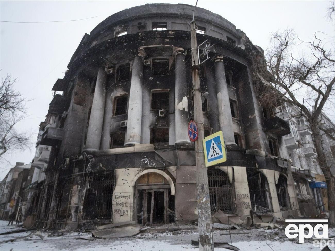 Российские оккупанты постоянно уничтожает все, что можно использовать для защиты позиций ВСУ, для закрепления и обороны, отметил Зеленский