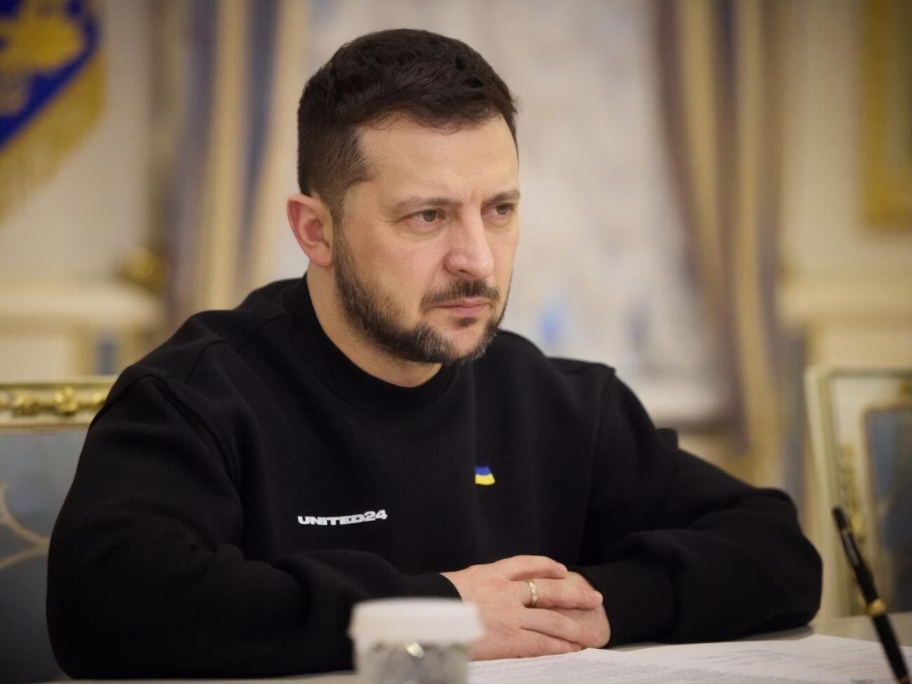 Зеленский (на фото) сообщил, что обсудил с главой минфина США запуск "реального механизма компенсации ущерба" Украине, нанесенного войной, которую начала РФ