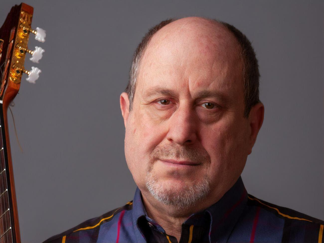 Булгачев:&nbsp;Мне кажется, российские солдаты,Так рвавшиеся в Киев на парад,Не в землю нашу полегли когда-то,А просто превратились в белых "Лад"