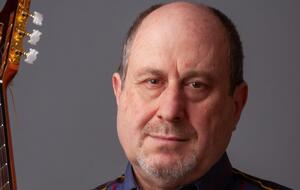 Булгачев: Мне кажется, российские солдаты,Так рвавшиеся в Киев на парад,Не в землю нашу полегли когда-то,А просто превратились в белых "Лад"
