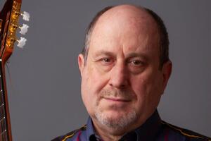 Булгачев: Мне кажется, российские солдаты,Так рвавшиеся в Киев на парад,Не в землю нашу полегли когда-то,А просто превратились в белых "Лад"