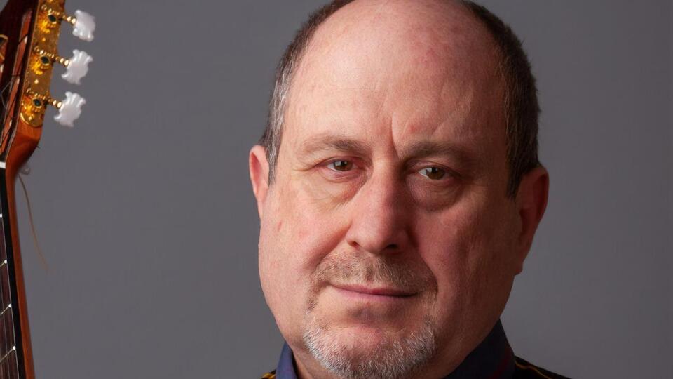 Булгачов: "Мне кажется, российские солдаты, так рвавшиеся в Киев на парад, не в землю нашу полегли когда-то, а просто превратились в белых "Лад"
