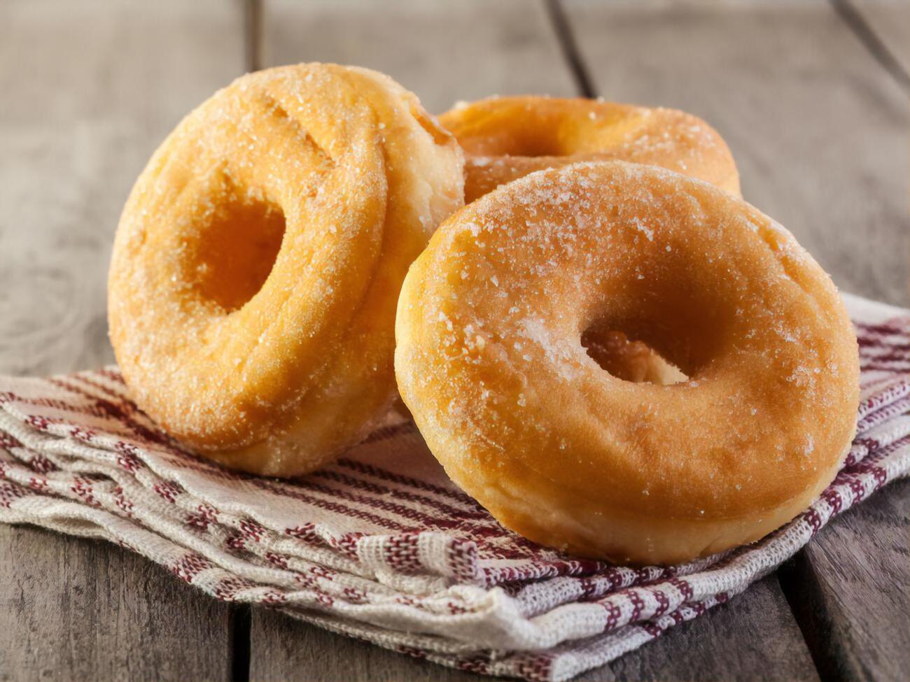 Готовые пончики нужно посыпать сахарной пудрой