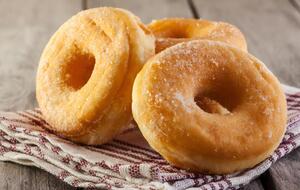 Готовые пончики нужно посыпать сахарной пудрой