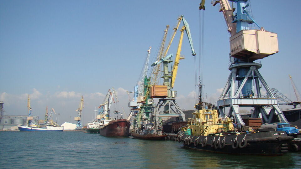 Нужно обеспечить свободное торговое судоходство в Черном море для всех сторон, заявили авторы обращения