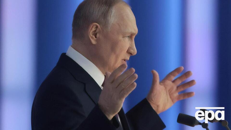 Уже "как-то стыдно" издеваться над Путиным (на фото), отметил Шустер