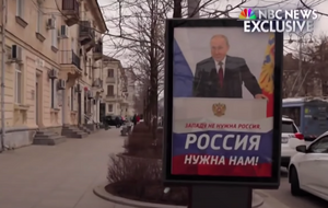 В городе Севастополь много пропагандистской рекламы, говорится в сюжете NBC