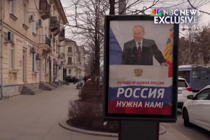 В городе Севастополь много пропагандистской рекламы, говорится в сюжете NBC