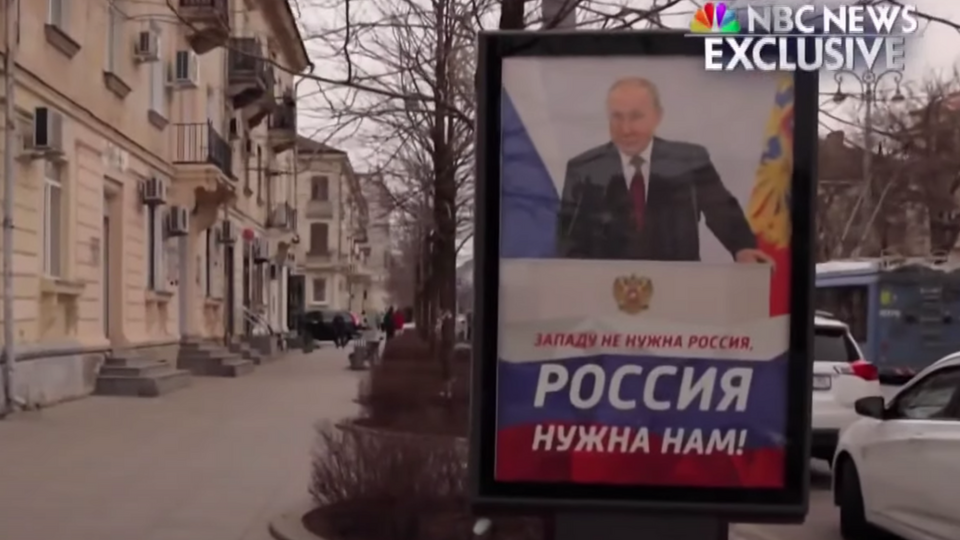 В городе Севастополь много пропагандистской рекламы, говорится в сюжете NBC