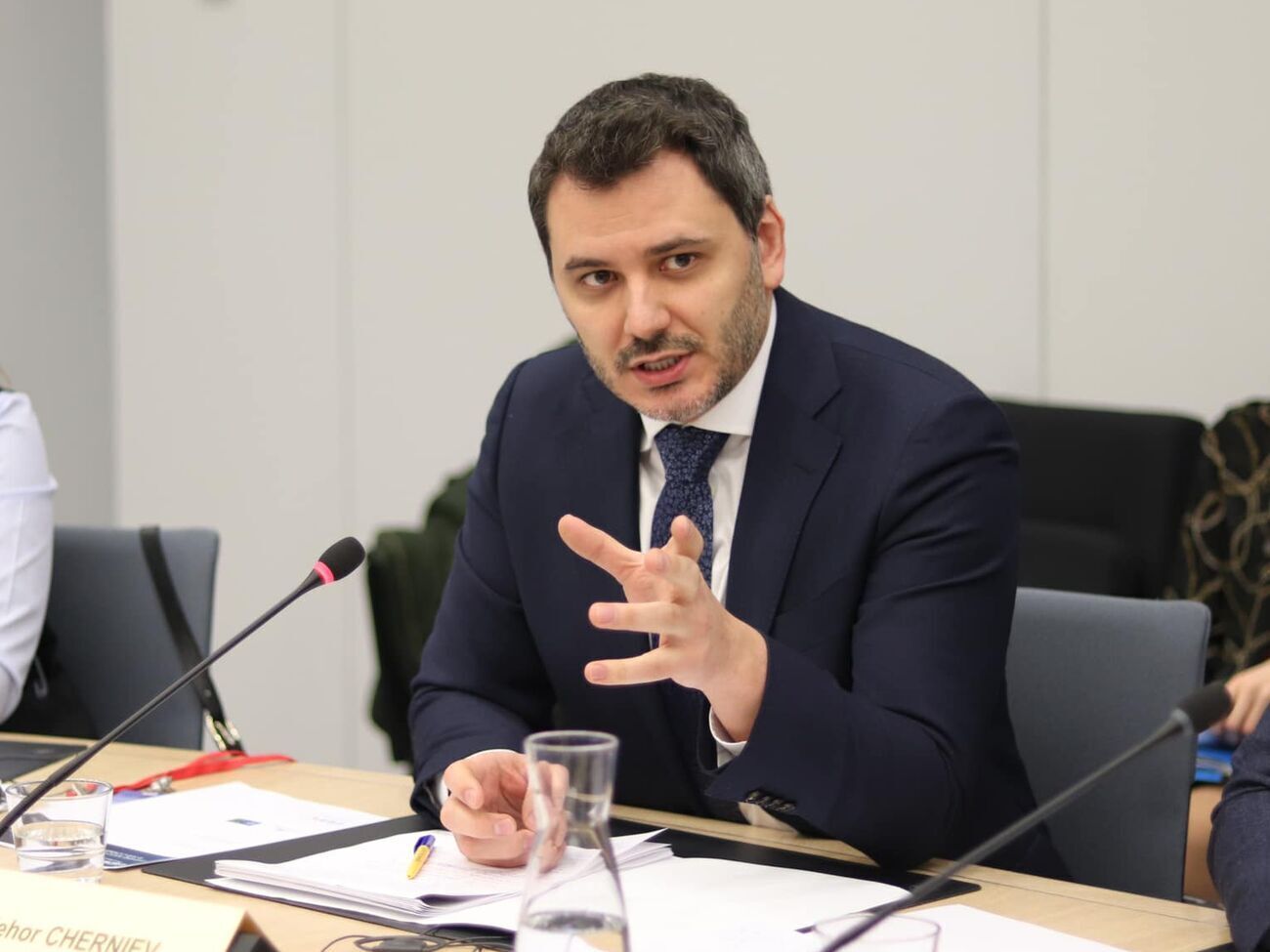 После поездки на Донбасс французский сенатор будет просить для нас больше САУ CAESAR. Ничто так не вдохновляет на помощь Украине, как свист снарядов над головой