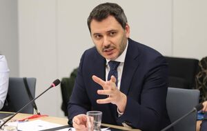 После поездки на Донбасс французский сенатор будет просить для нас больше САУ CAESAR. Ничто так не вдохновляет на помощь Украине, как свист снарядов над головой