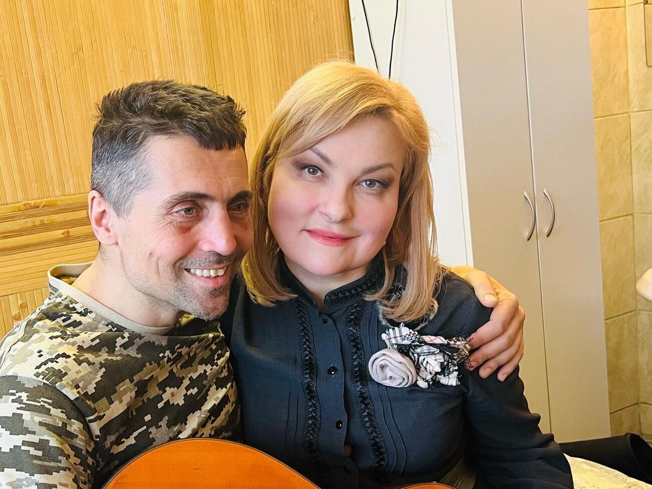 Бурмака и Линартович спели в госпитале под гитару&nbsp;"Ой чий то кінь стоїть"&nbsp;