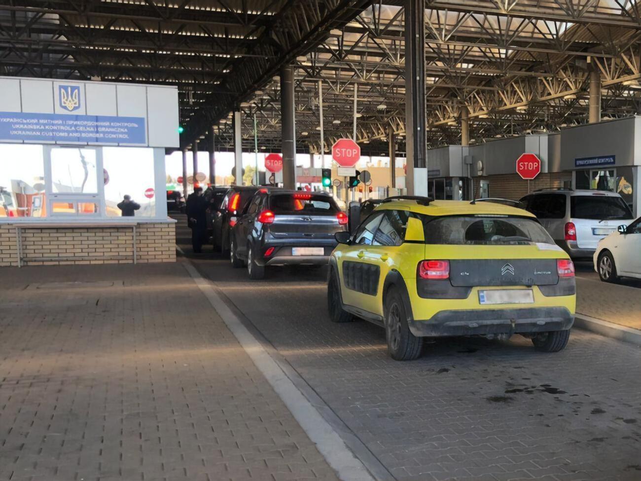 27 січня Кабмін заборонив виїзд держслужбовцям і депутатам в особистих цілях