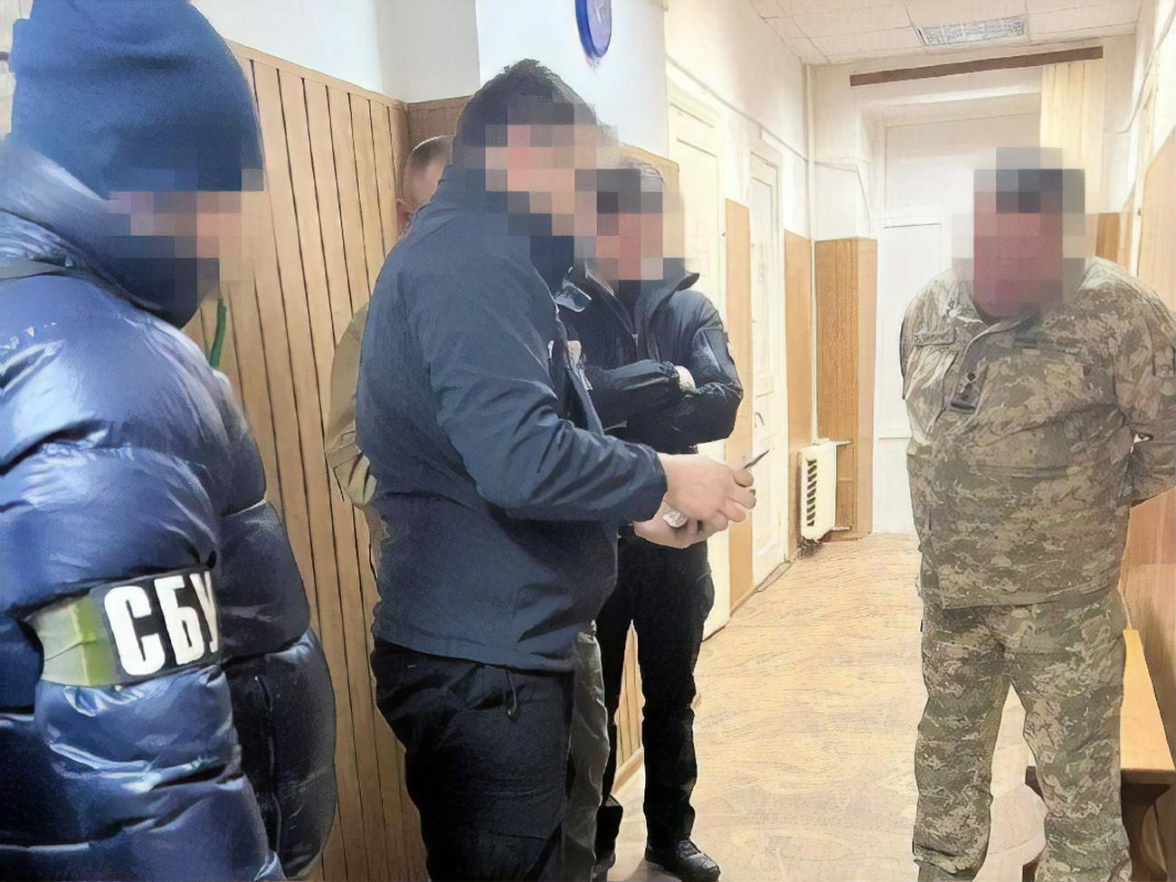 Під час обшуків правоохоронці виявили велику суму, еквівалентну 5 млн грн