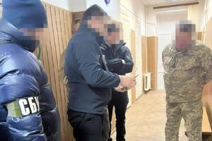 Во время обысков правоохранители обнаружили крупную сумму, эквивалентную 5 млн грн