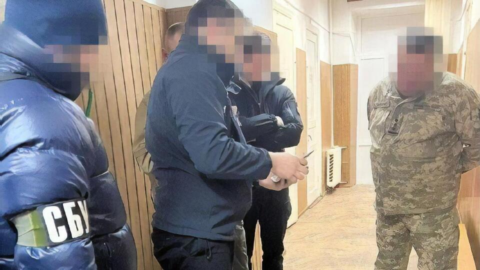 Під час обшуків правоохоронці виявили велику суму, еквівалентну 5 млн грн