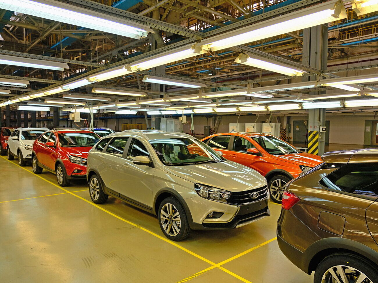 Производство легковых автомобилей в РФ упало втрое