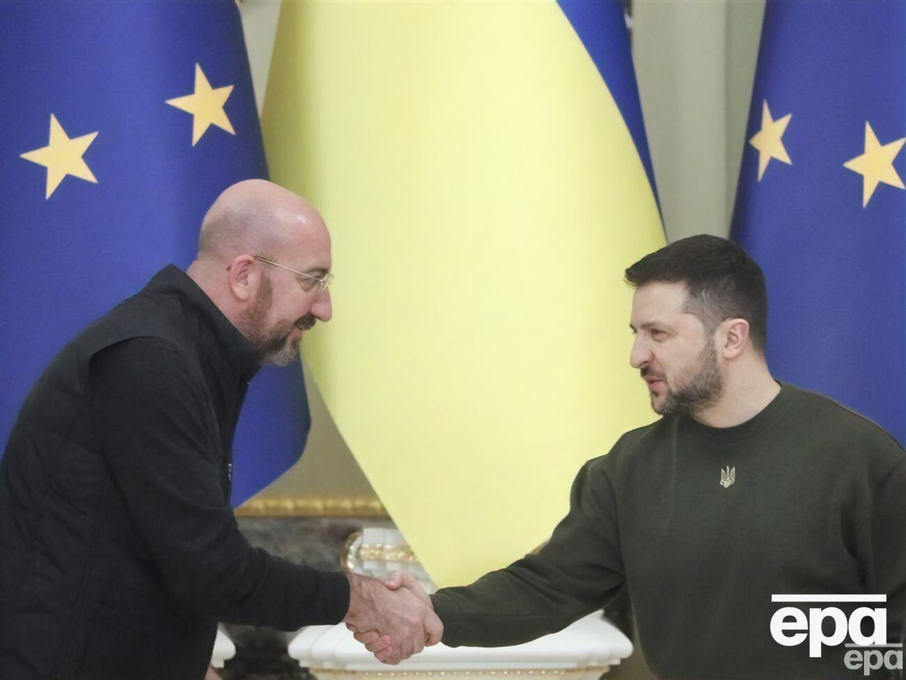 Зеленский (справа) в ночь на 24 февраля 2022 года в телефонном разговоре сообщил Мишелю, что Россия атакует Украину по всей территории, рассказал глава Евросовета