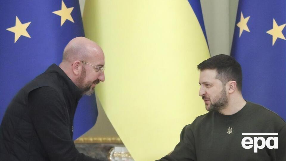 Зеленский (справа) в ночь на 24 февраля 2022 года в телефонном разговоре сообщил Мишелю, что Россия атакует Украину по всей территории, рассказал глава Евросовета