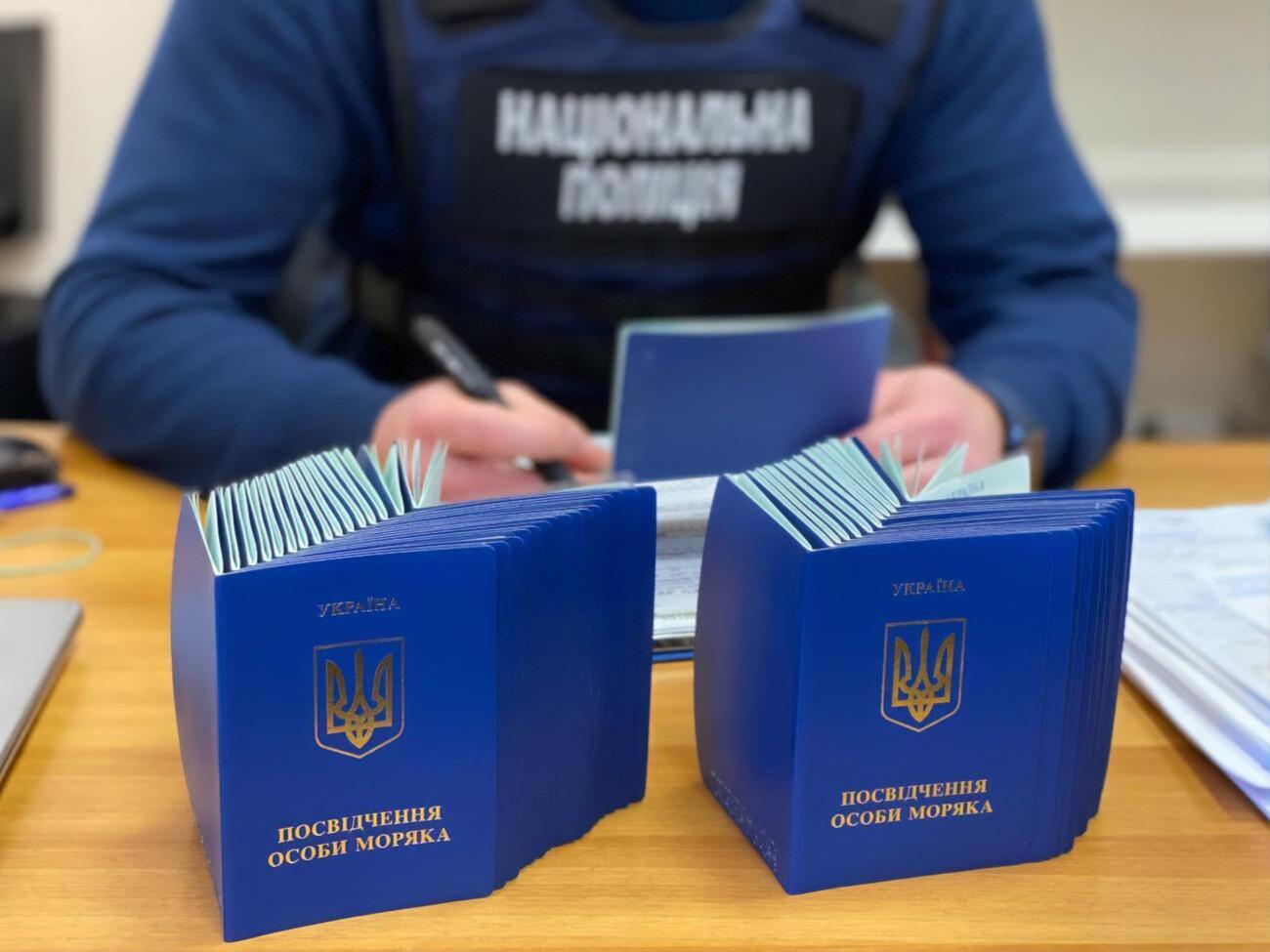 В течение февраля &ndash; мая 2022 года чиновники незаконно выдали более 100 удостоверений моряка, сообщили в полиции