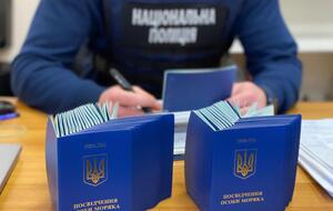 В течение февраля – мая 2022 года чиновники незаконно выдали более 100 удостоверений моряка, сообщили в полиции
