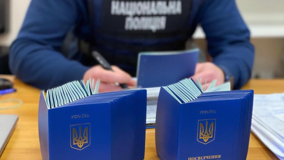 В течение февраля – мая 2022 года чиновники незаконно выдали более 100 удостоверений моряка, сообщили в полиции