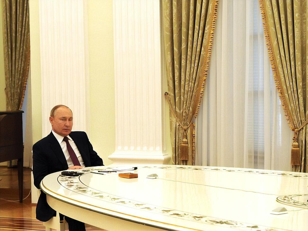 Путин серьезно ограничил круг общения в том числе потому, что боится смерти, убежден Фейгин