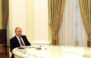 Путин серьезно ограничил круг общения в том числе потому, что боится смерти, убежден Фейгин