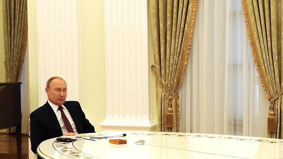 Путин серьезно ограничил круг общения в том числе потому, что боится смерти, убежден Фейгин
