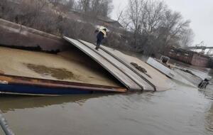 Баржа затонула не полностью