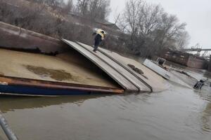 Баржа затонула не повністю