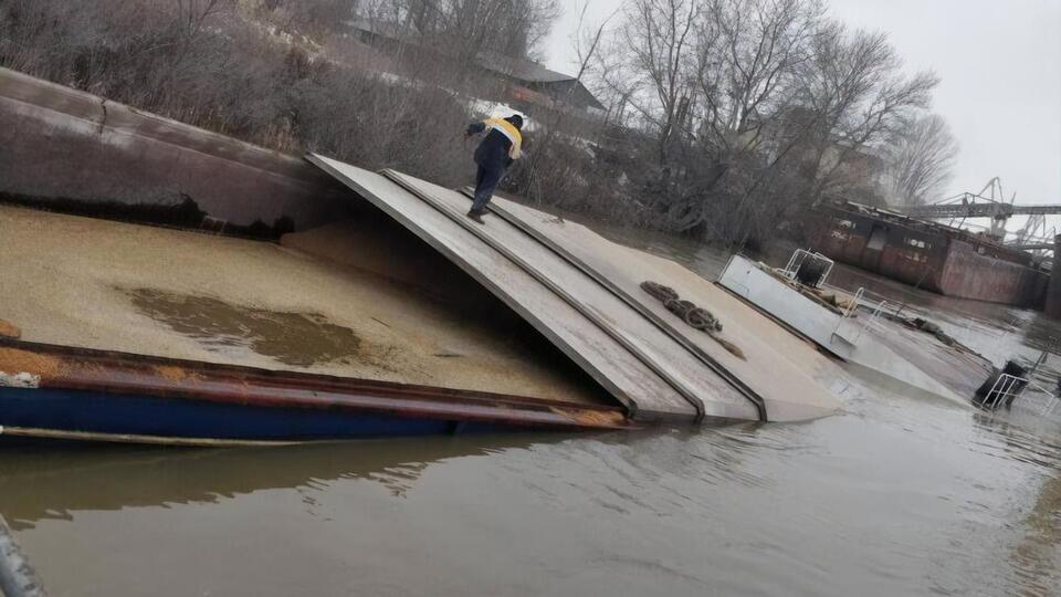Баржа затонула не полностью