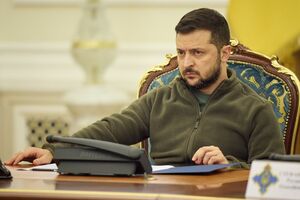 Зеленский говорил, что подписал "определенные документы"